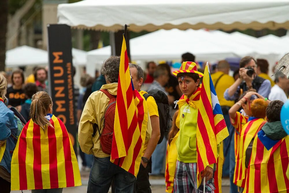 Каталония праздник. Праздники в каталонии. День независимости каталонии. Митинги в испании. Праздники в каталонии.