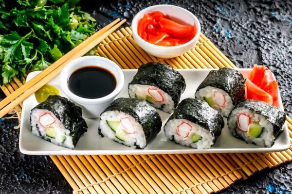 Роллы с крабовыми палочками пошагово. Суши роллы с крабовыми палочками и огурцом. Суши с крабовыми палочками и огурцом. Роллы с крабовыми палочками пошагово. Спринг роллы с крабовыми палочками.