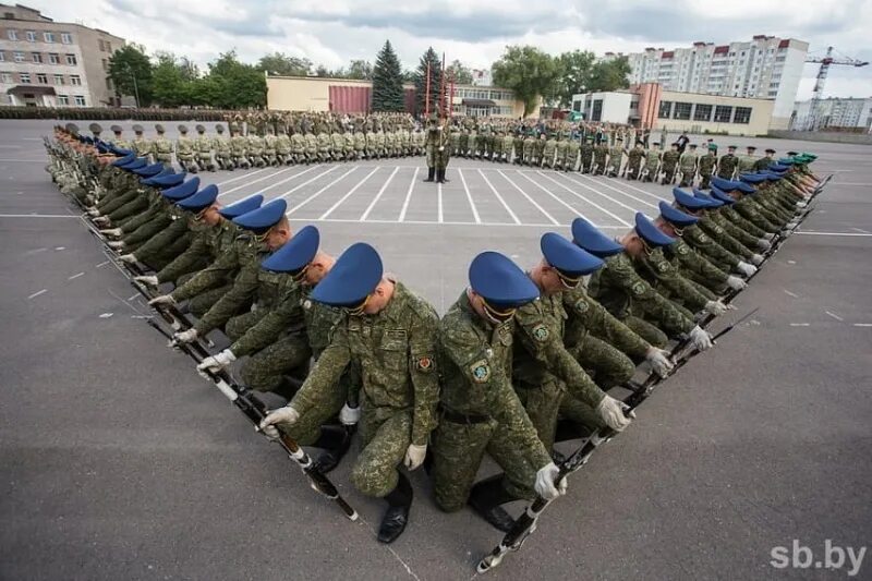 Под плацем. Платц в армии. Плац воинской части. Армейский плац. Солдатский плац.