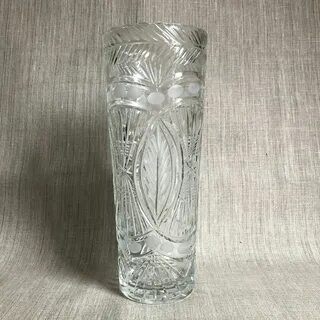 Хрустальная ваза стоит на столе