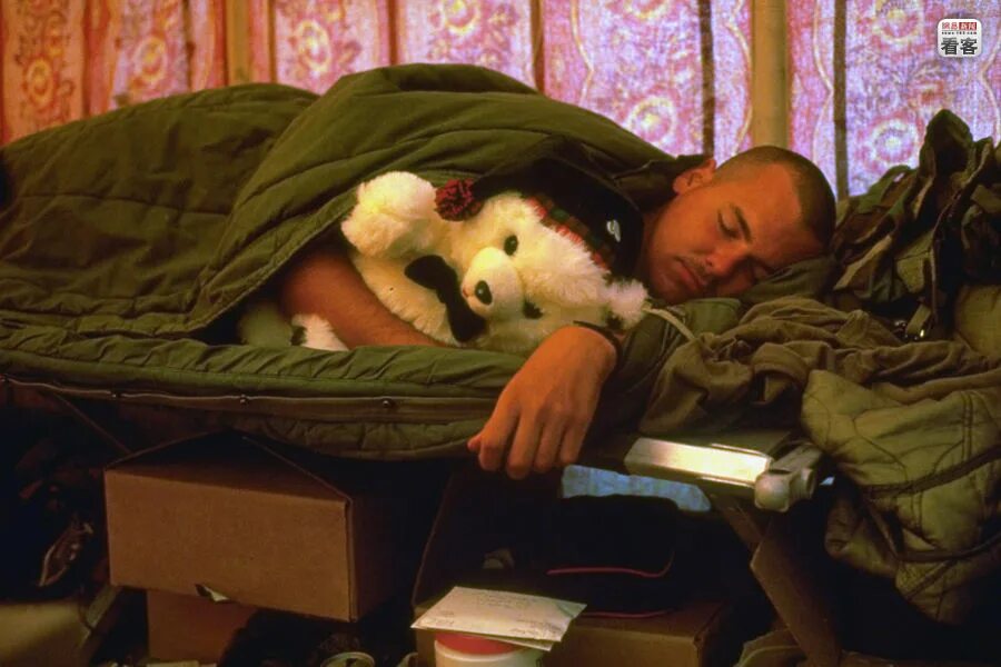 Солдат спит служба идет. Засыпаю на посту в обнимку с автоматом. Солдаты отдыхают. Боевой кот. Рауф и фаик бахх тее.