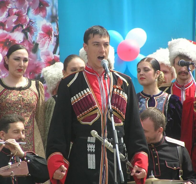 Солист кубанского казачьего. Солисты кубанского казачьего хора. ккх солисты хора. солисты кубанского казачьего хора фамилии.