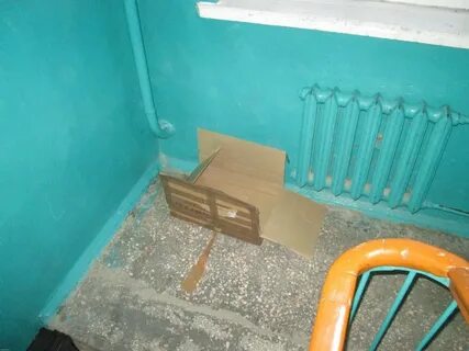 Женщина с тремя детьми в подъезде