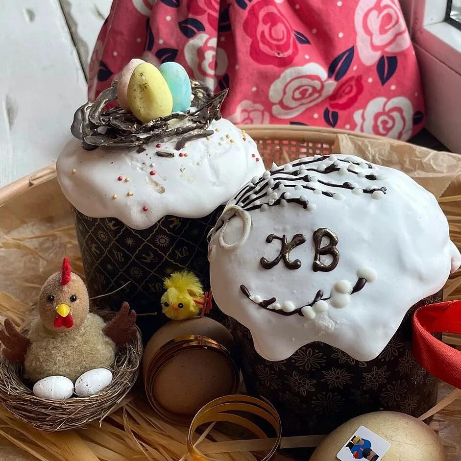 Необычное украшение куличей. Стильный пасхальный кулич. Кулич рисунок. Украшение пасок. Кулич с веточкой вербы.