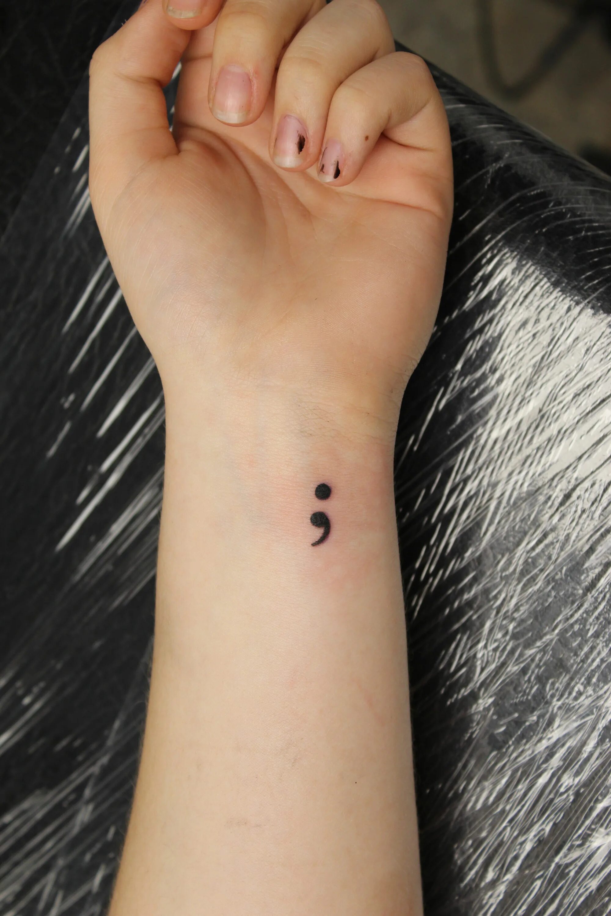 Тату точка с запятой на запястье. Мини тату точка с запятой. Тату точка с запятой на запястье. Парные тату запятые. Маленькое тату точка с запятой.