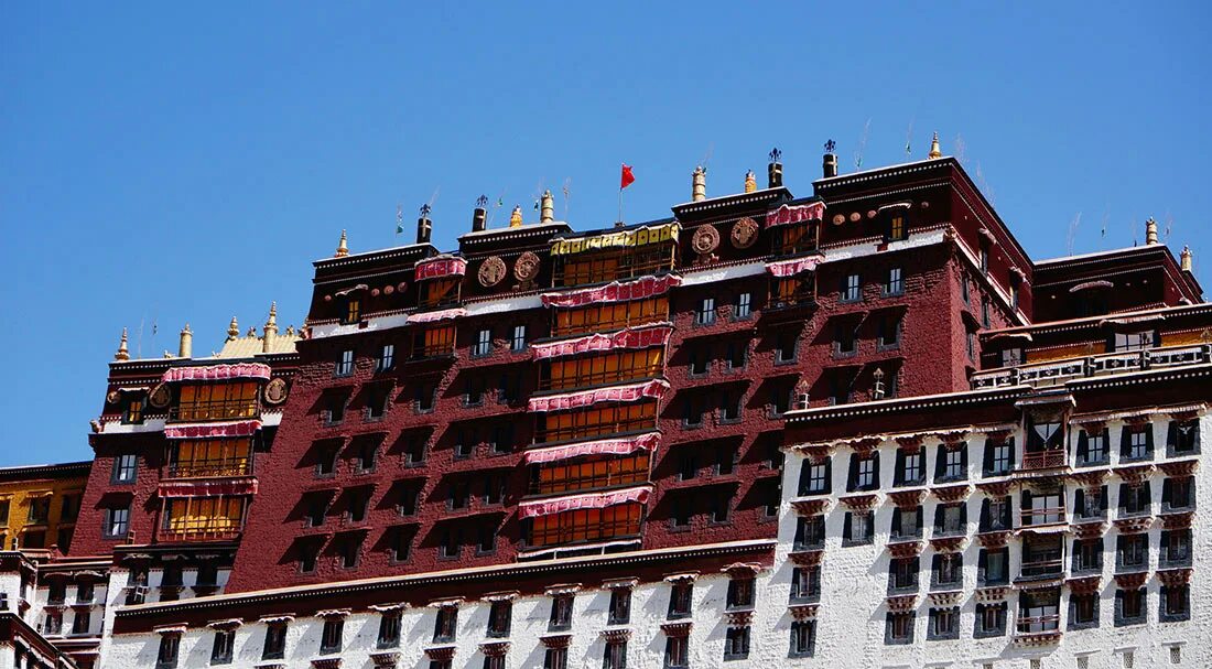 Красный дворец. Красный дворец Потала. Дворец Потала Тибет. Потранг Марпо. Дворец Потала в Тибете внутри.