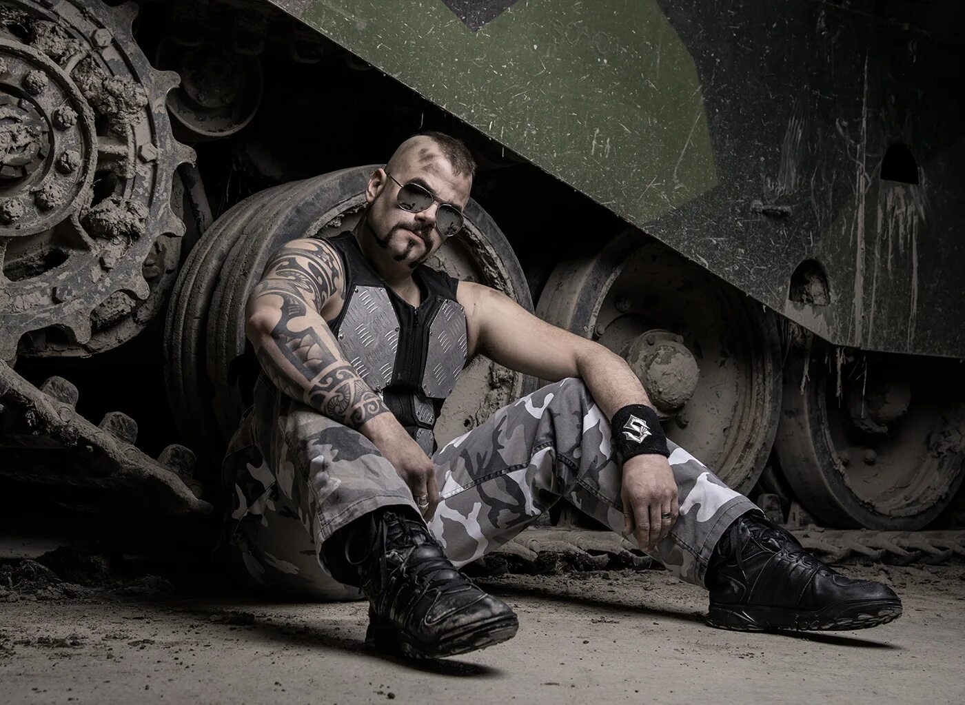 Группа tank. Sabaton Йоаким. Sabaton солист. Танк группы Сабатон. Йоаким Броден арт.