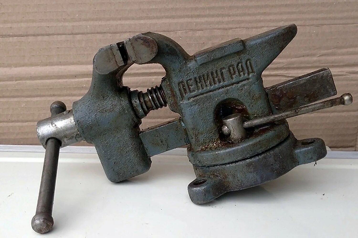 Тиски ленинград. Тиски ленинград описание. Тиски слесарные ленинград. Маленькие старые тески ленинград. Тиски слесарные ленинград ссср.