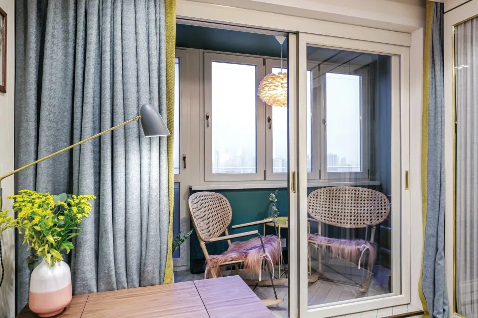 Балконная дверь в квартире. Французкие окна на балко. Французское окно на лоджию. Раздвижная перегородка на балкон.