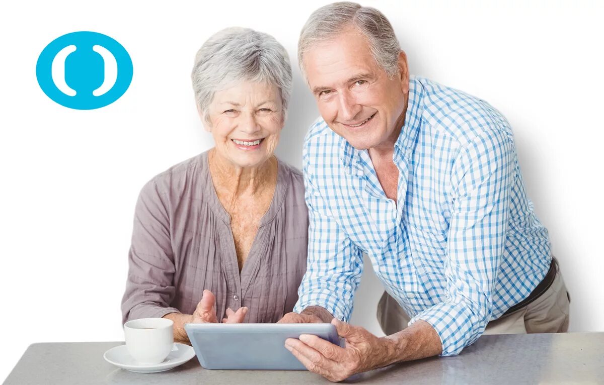 Накопительный для пенсионеров. Пенсионеры. Счастливые пенсионеры. Бабушка и дедушка. Пожилые люди на белом фоне.