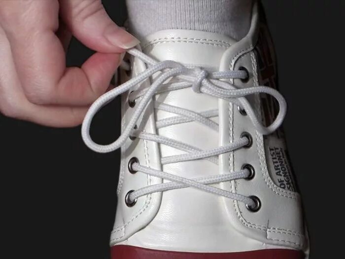 Развязываются шнурки на кроссовках как завязывать. Шнуровка круглых шнурков. Кроссовки с круглой шнуровкой. Обувь с развязанными шнурками. Завязка круглых шнурков.