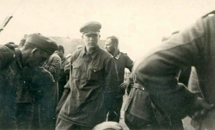 Советские офицеры в плену. Пленные советские офицеры 1941. пленные офицеры ркка 1941. пленные советские пограничники 1941 г.