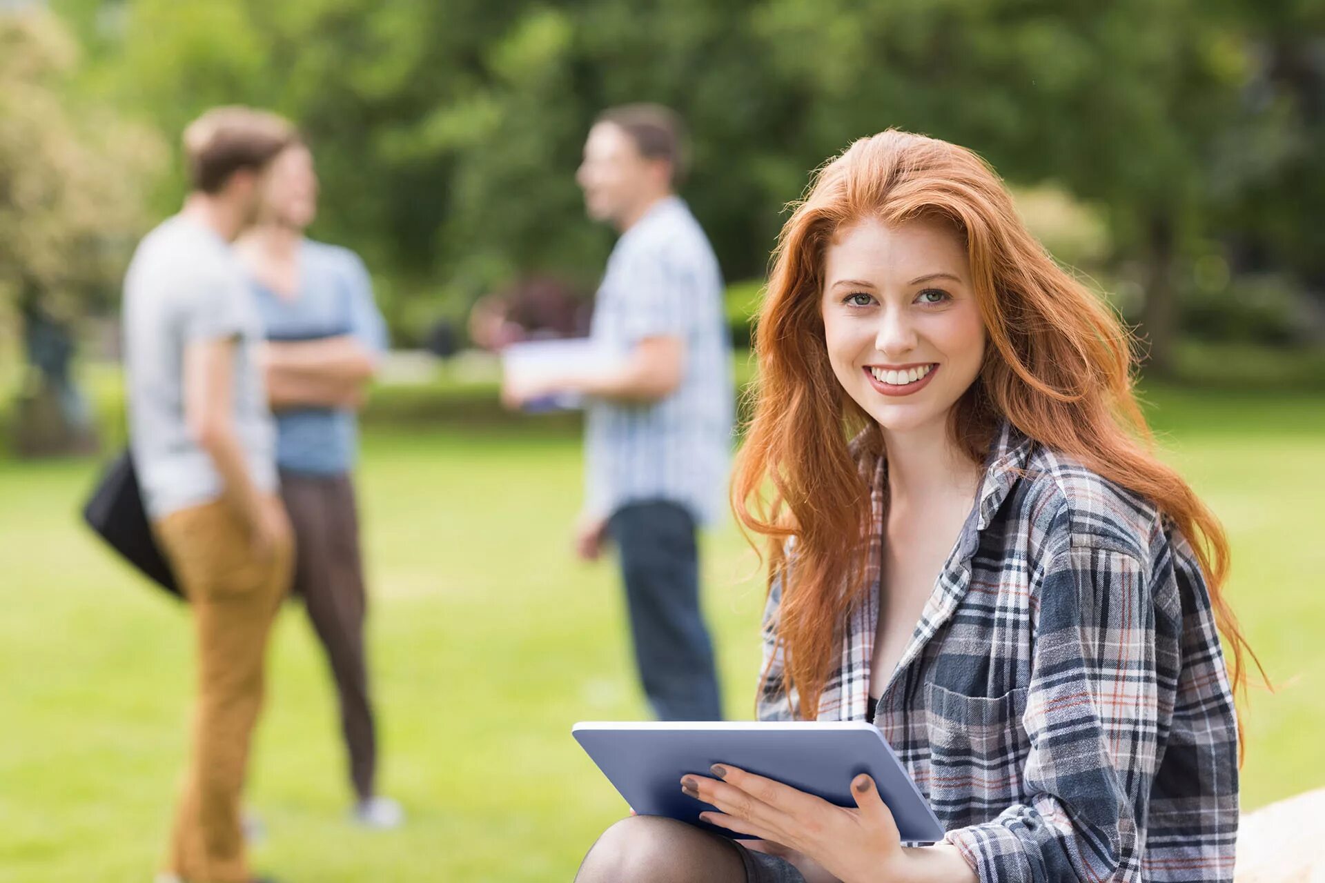 Studentki click. Радостные студенты. Счастливые студенты. Фотосессия студентов. Студенты улыбаются.