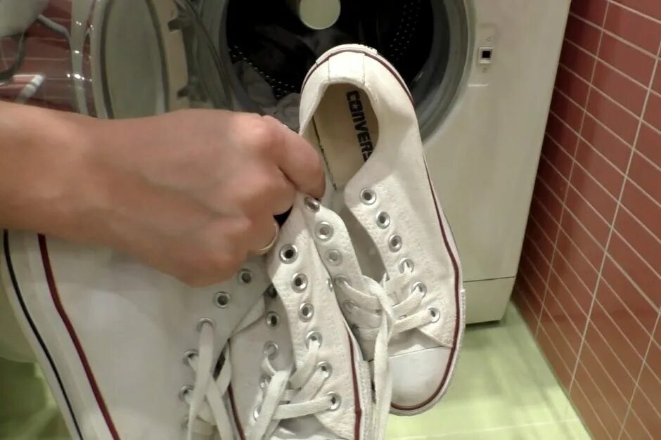 На какой режим ставить стирать кроссовки. Кроссовки в стиральной машине. Кеды в стиральной машине. Белые кроссовки после стирки. Грязные белые кеды.