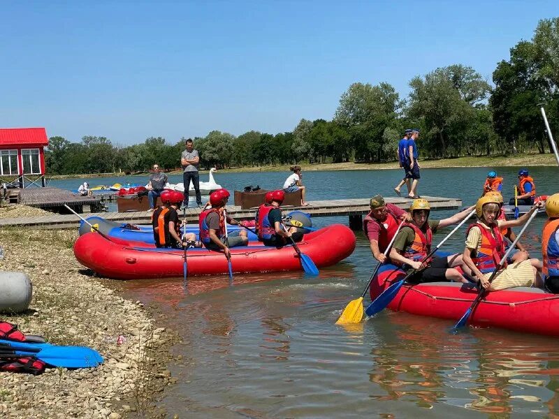 водные соревнования. плавание в открытой воде соревнования. водные гонки вид спорта. водные лыжи вид спорта. вираж фото.