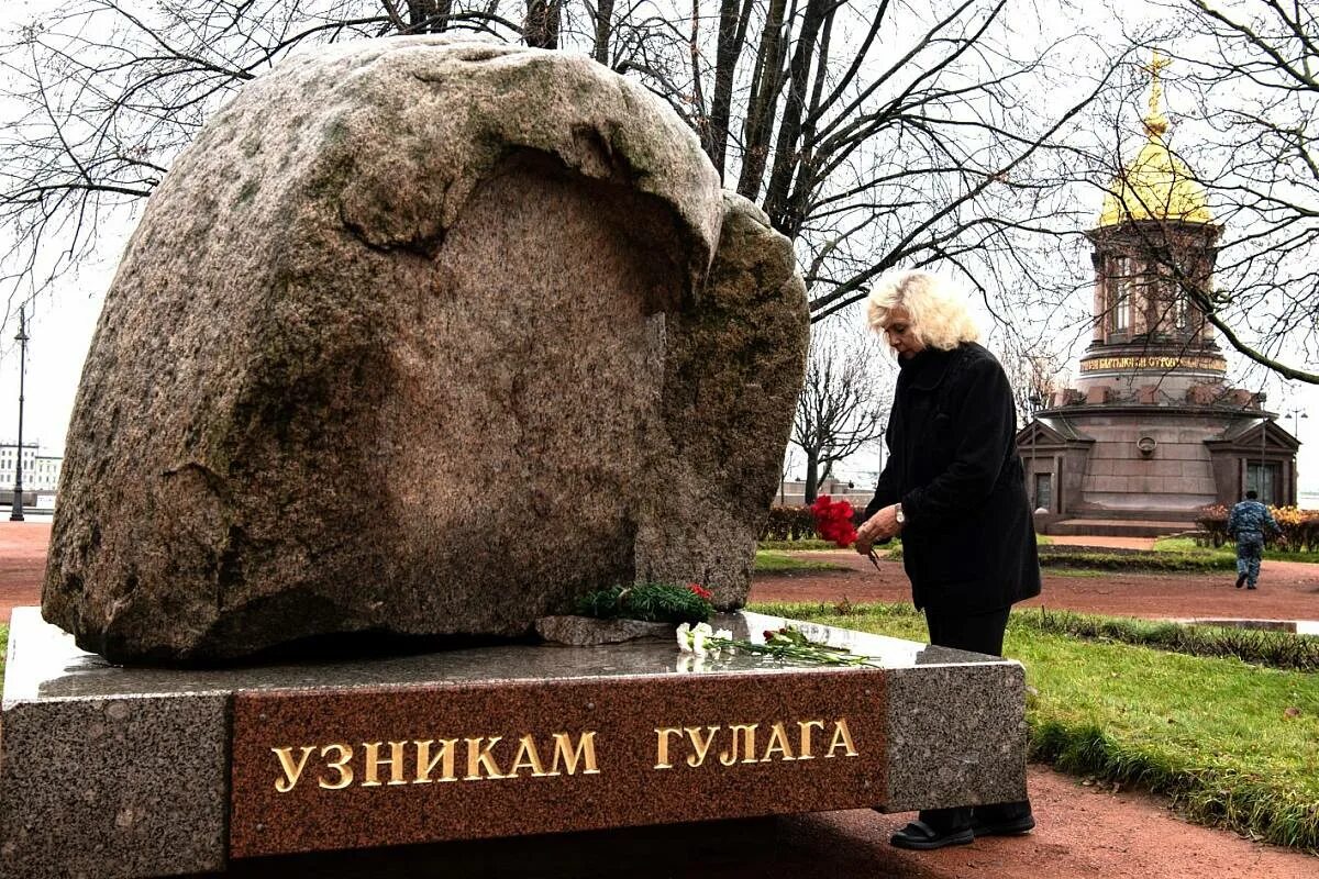 Памятник жертвам репрессий в санкт петербурге. Памятник политическим репрессиям санкт петербург. жертвам репрессий в санкт-петербурге. жертвам политических репрессий в питере. сфинкс жертвам политических репрессий санкт-петербург.