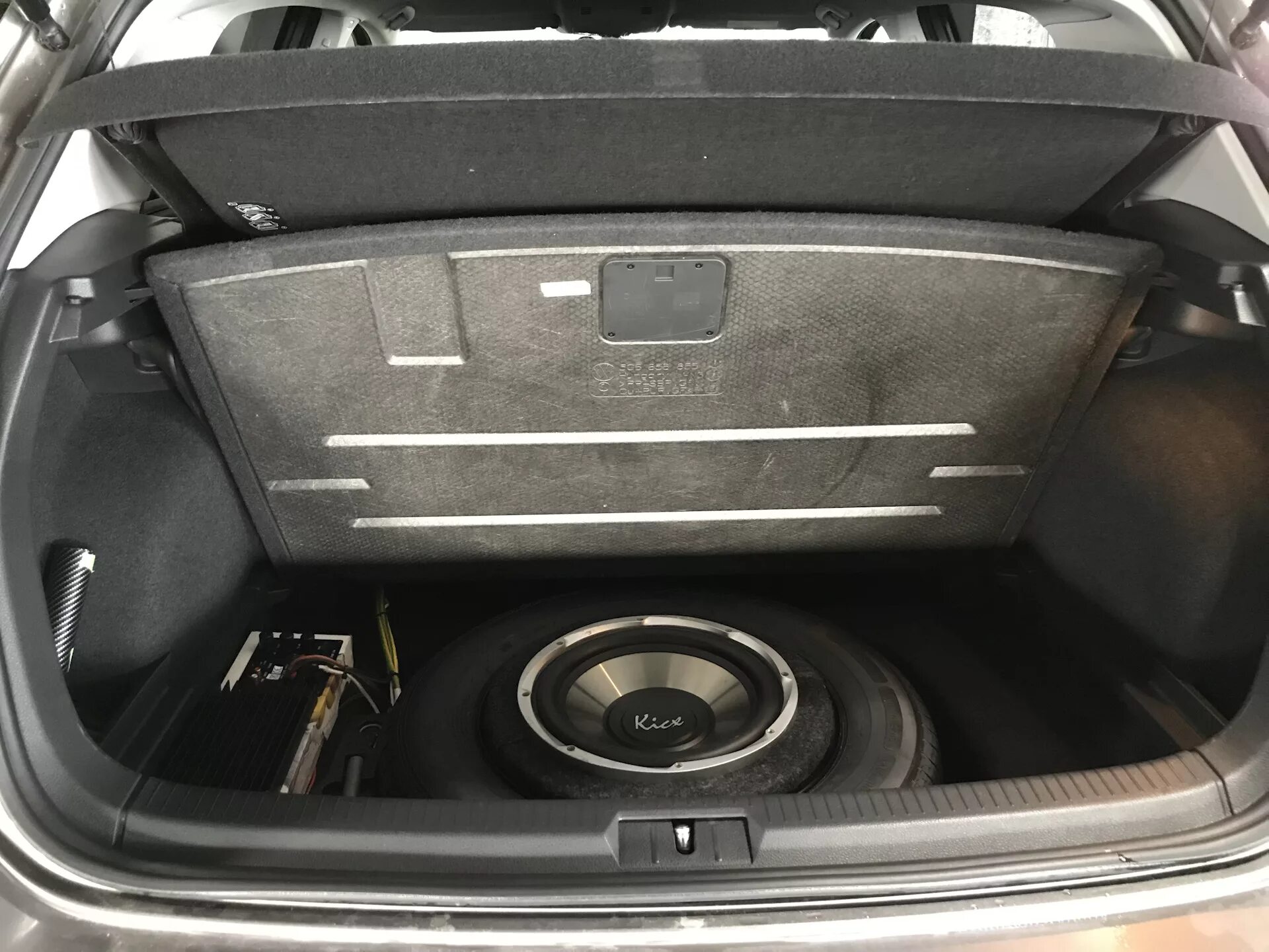 Саб в запаску. Bmw e60 активный сабвуфер в запаску. Touareg 2007 задняя акустика. Сабвуфер в запаску r16 bose. Саб в запаску.