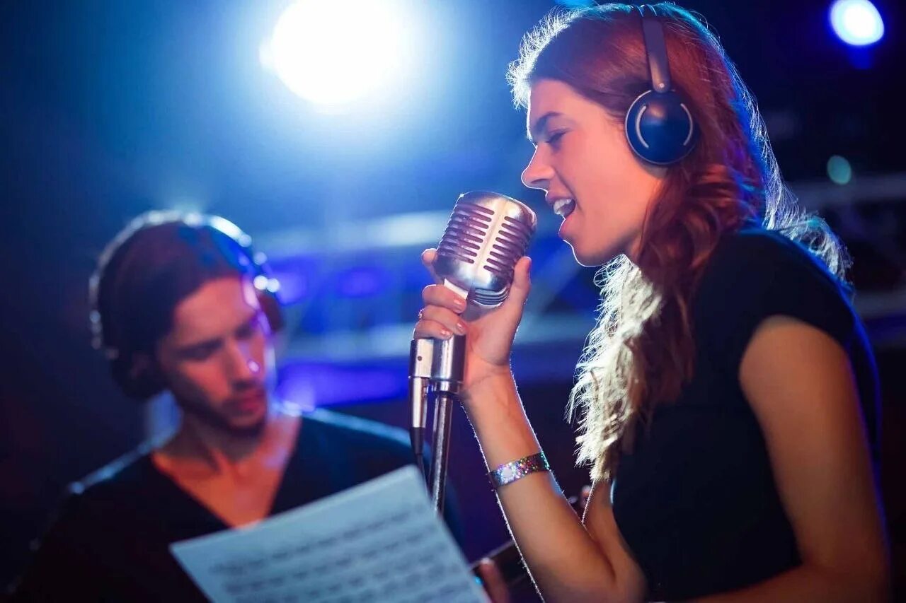 Девушка с микрофоном. Студия звукозаписи поют. Уроки вокала. Профессиональные вокалисты. Профессиональные вокалисты.