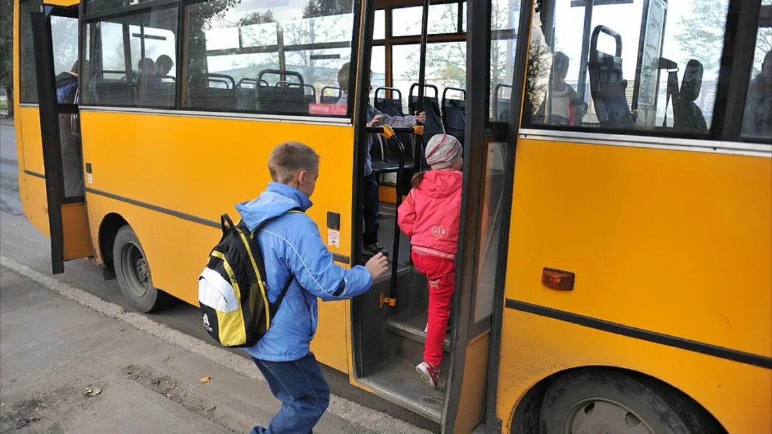 На остановке общественного транспорта подростки нецензурно. Автобус для детей. Школьный автобус школьники. Садиться в автобус. Дети садятся в автобус.