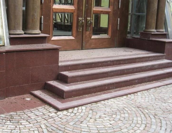 Порог гранитный. Дымовский гранит крыльцо. Входные ступеньки в дом. Гранитные ступени 1500х320х30 для лестницы. Входная группа гранит мраморные ступени.
