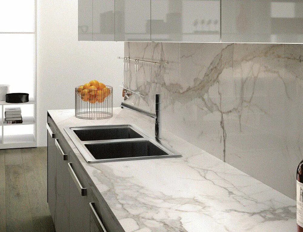 Кухонный гарнитур серебристого цвета. Кухни нобилия под бетон. Мраморная кухня в интерьере. Фартук до потолка на кухне. Мрамор на стене на кухне.