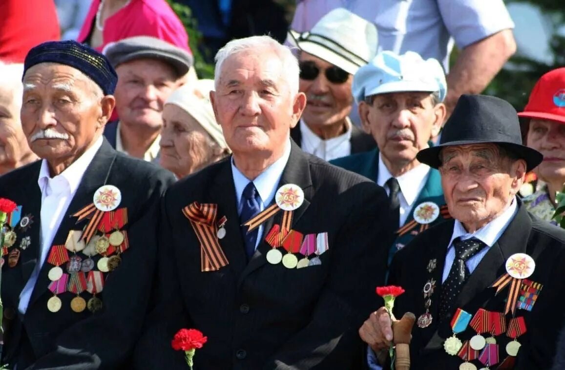 9 мая ветераны. 9 мая день победы казахстан. День победы в казахстане. Костюм ардагерлер. Ветераны рк.