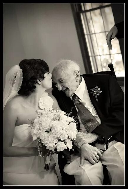 Дедушка на свадьбе внучки. Дедушка на свадьбе. Свадьба невеста с дедом. Свадьба фотографии дедушка.