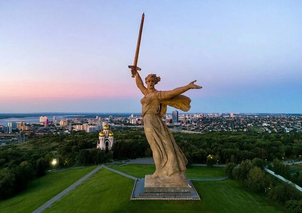 Историко-мемориальный комплекс «мамаев курган». Мамаев курган был местом огэ. 7 чудес россии мамаев курган и родина-мать. Стены руины на мамаевом кургане. Мамаев курган сталинградская битва 1942.