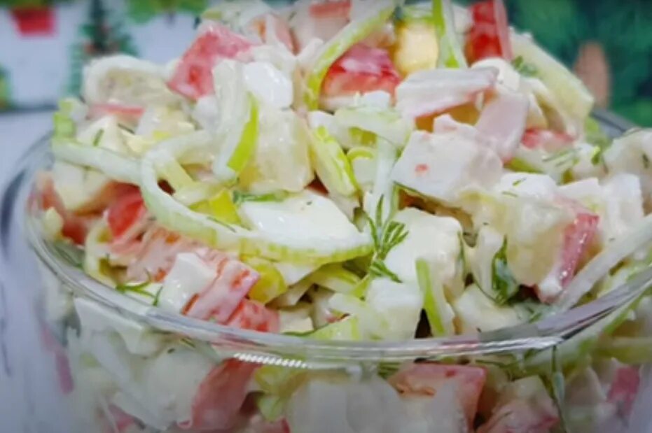 Салат с крабовыми палочками и салатом айсберг. Салат с крабовыми палочками и салатом айсберг. Рецепт крабового салата с салатом айсберг. Салат айсберг помидоры крабовые палочки. Салат из крабовых палочек с салатом айсберг.