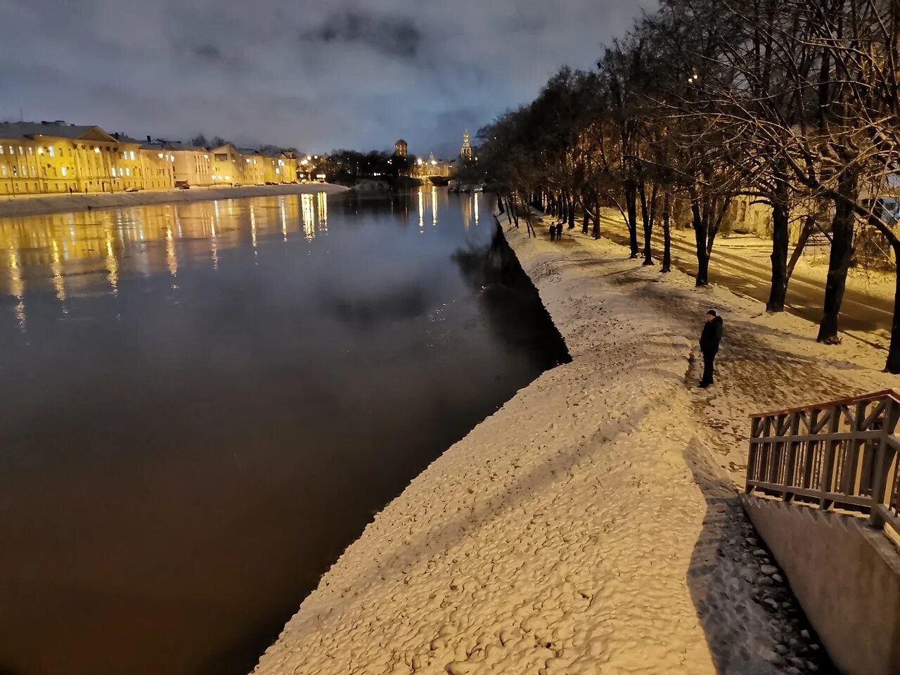 Уровень воды в вологде сегодня. Река Вологда в ноябре. Прогулки по Вологде реке. Река Вологда 2020. Как называется явление когда река выходит из берегов.