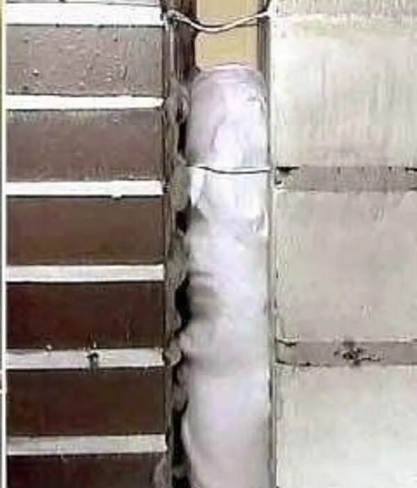 Задувка пеноизолом. Утепление пустот. Задувка пеной между стенами. Утепление пустот. Теплоизоляционные напыляемые материалы для строительства.