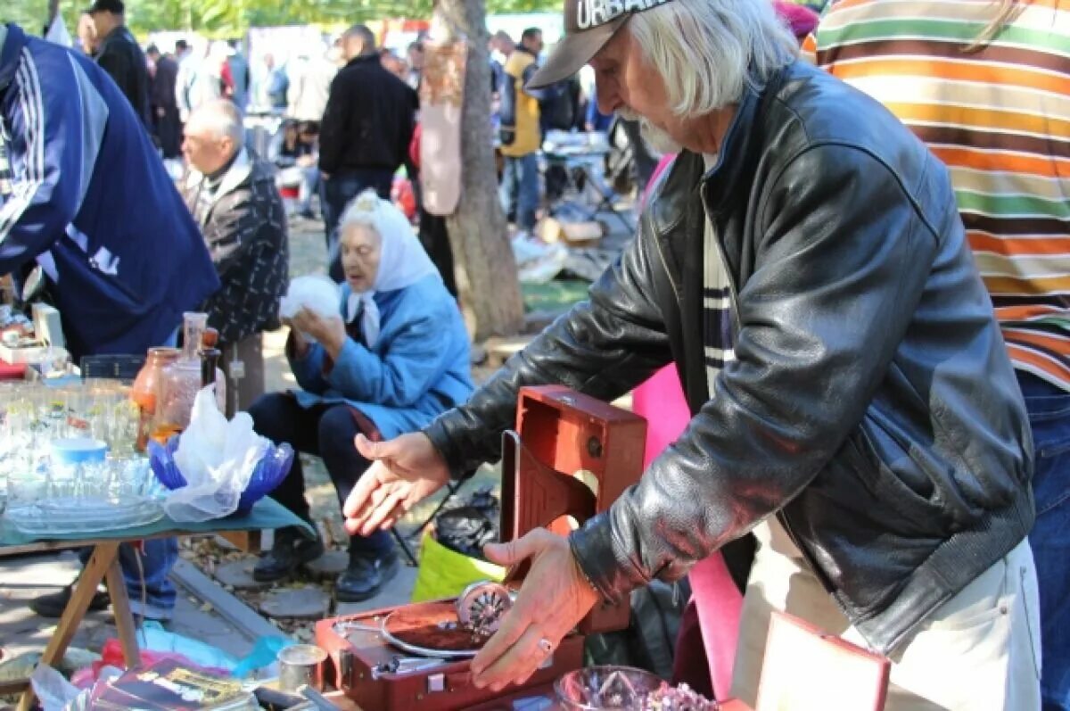 Блошиный рынок в Нижнем Новгороде. На рынке. Блошиные рынки в Нижнем Новгороде 2022. Дед на блошином рынке. Новгород блошиный рынок