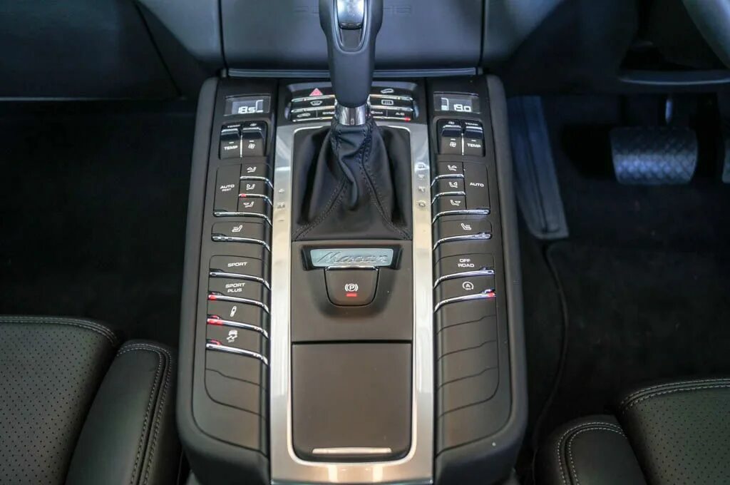 Порше макан селектор акпп. Панель porsche macan. Порше макан кнопки на консоли. Кнопки в порше макан. Кнопки порше.