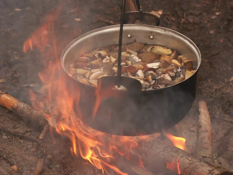 Шулюм из баранины в казане на костре. Грибной суп в походе. Щи в походе. Уха на костре. Еда в солдатском котелке.