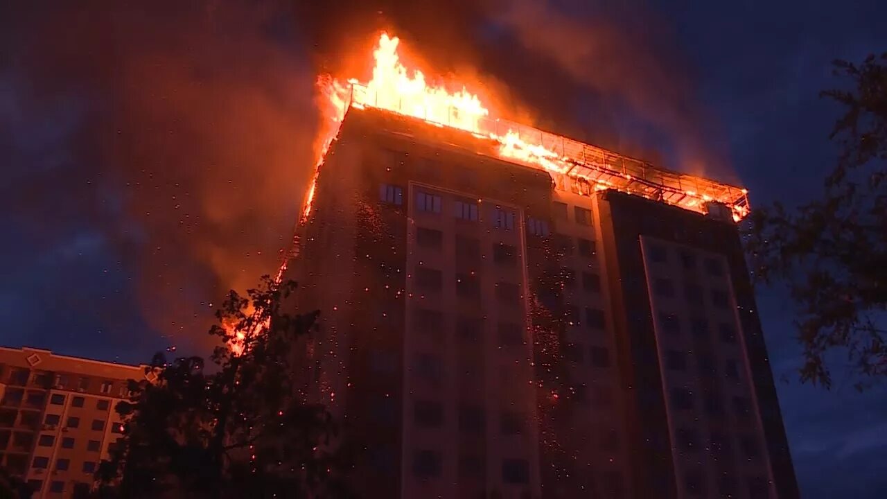 Горят три дома в москве. Пожар Ош. Пожары в общественных зданиях. Дом пожар Ош. Пожар высотки в Астане.