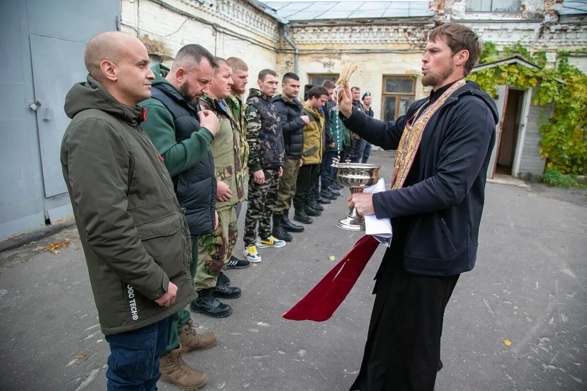 Хартия 97 новости украины. Военный священник. Военная мобилизация. Мобилизация в России. Солдаты мобилизация.