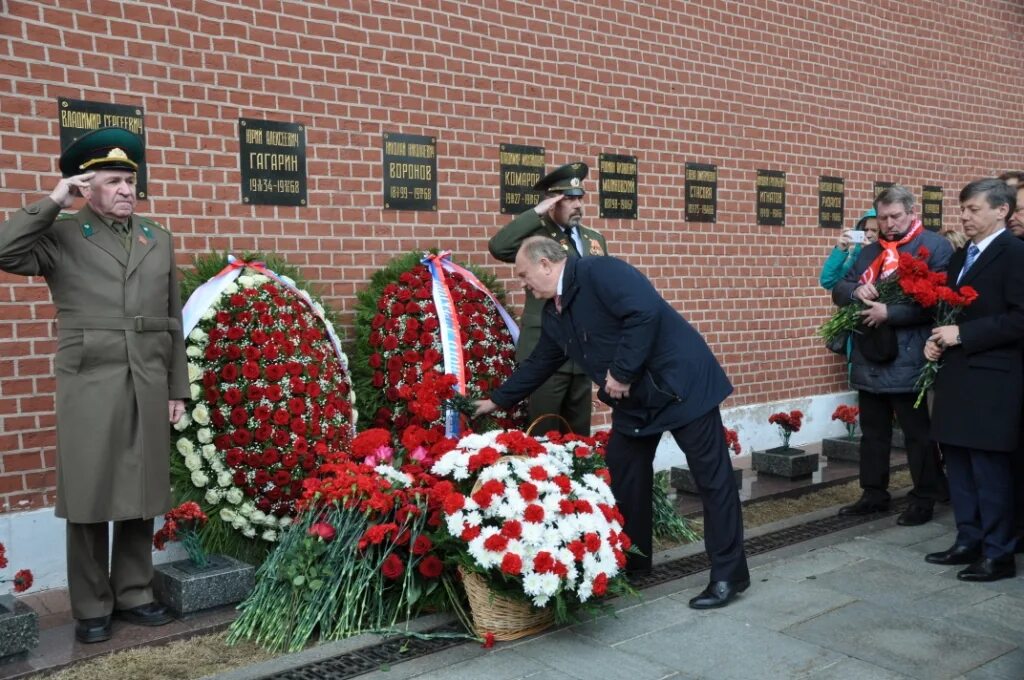 Могила Юрия Гагарина. Могила Гагарина на красной площади. Площадь прощанья