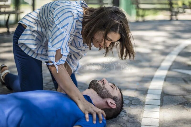 Первая встреча. Мадам примеряет шубу в магазине картинки. Женская рука. Помогает идти. Фотосессия помогает раскрепоститься факт.