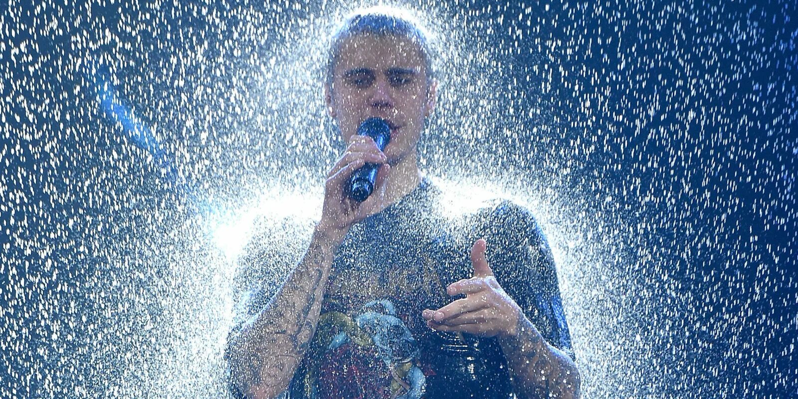 Вода для мажоров. Cold Water Justin Bieber клип. Water и песня на фоне. Девушка из клипа Cold Water Justin Bieber. Вода песня веселая