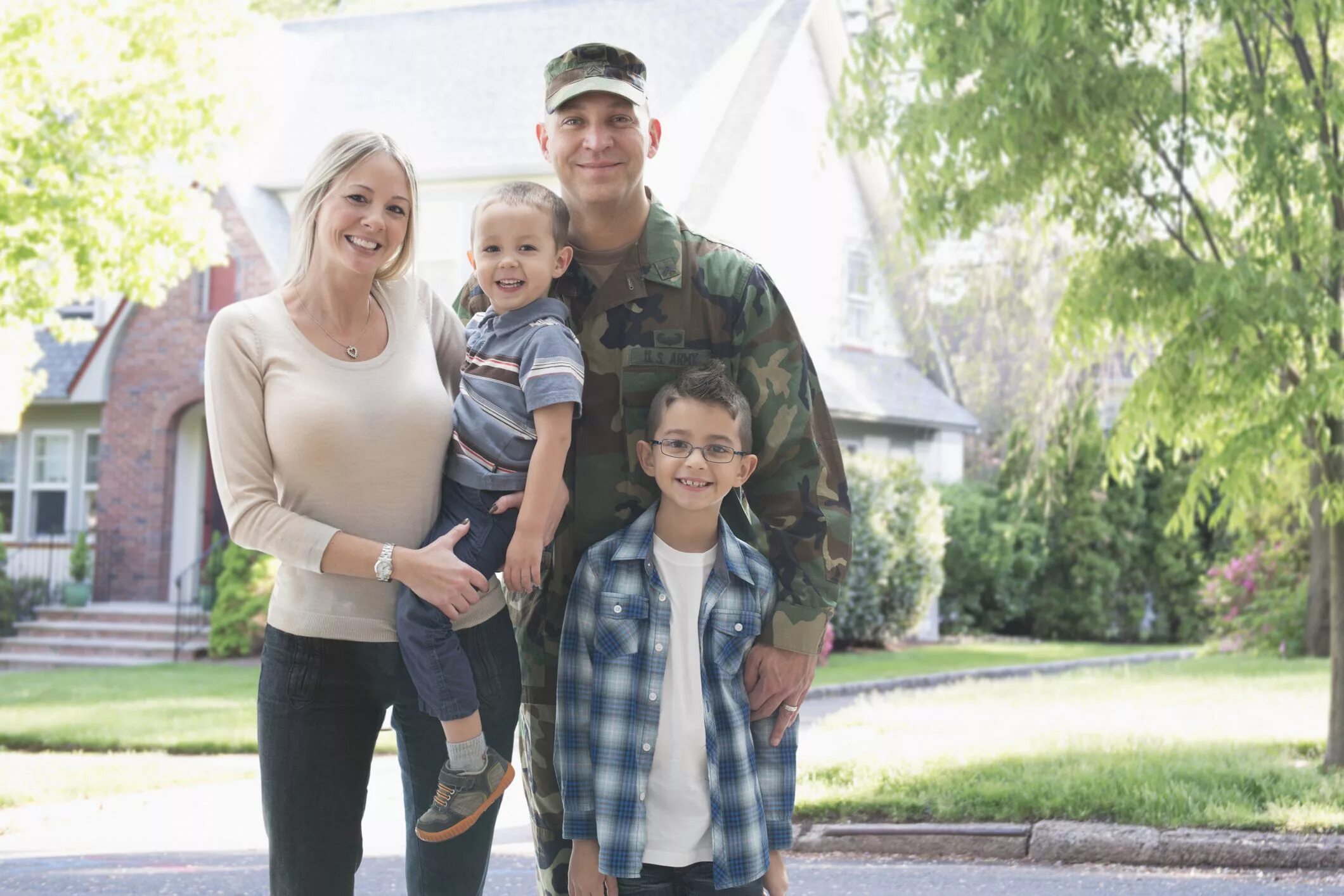 Военная семья. Семья военного. Семья военнослужащего. Солдат с семьей. Счастливый военный с семьей.