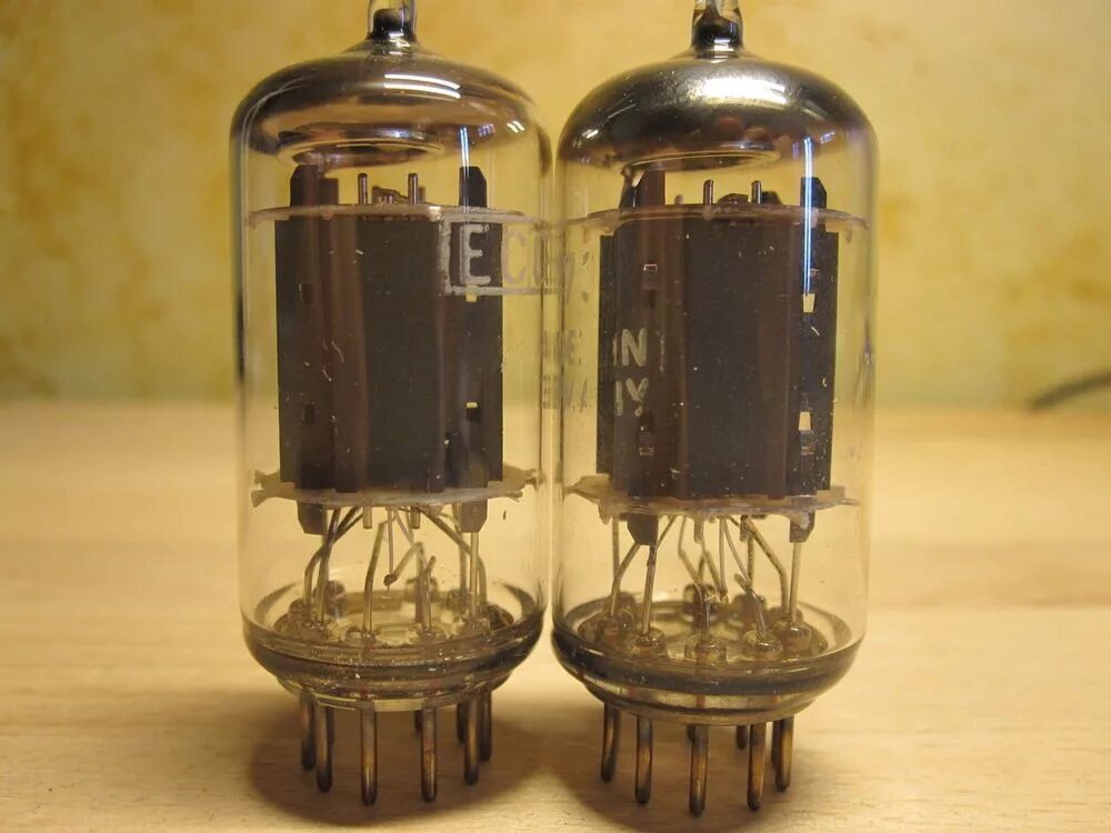 Ecc83 Telefunken. Электровакуумные лампы первое поколение ЭВМ. Электронно вакуумные лампы ЭВМ. Электронно вакуумные лампы 1 поколение. Электронные лампы эвм