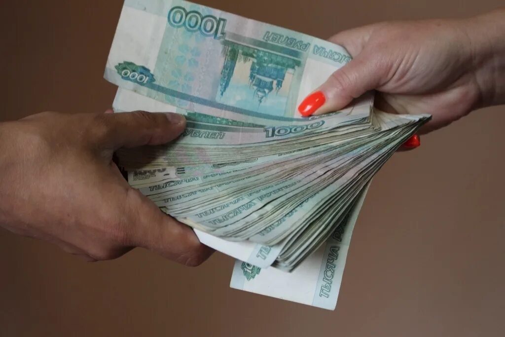 250 Тыс рублей. 400 Тысяч рублей. Деньги это в экономике. Деньги в руках.