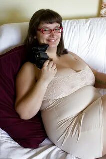 Мамка показала большие дойки и волосатый лобок.