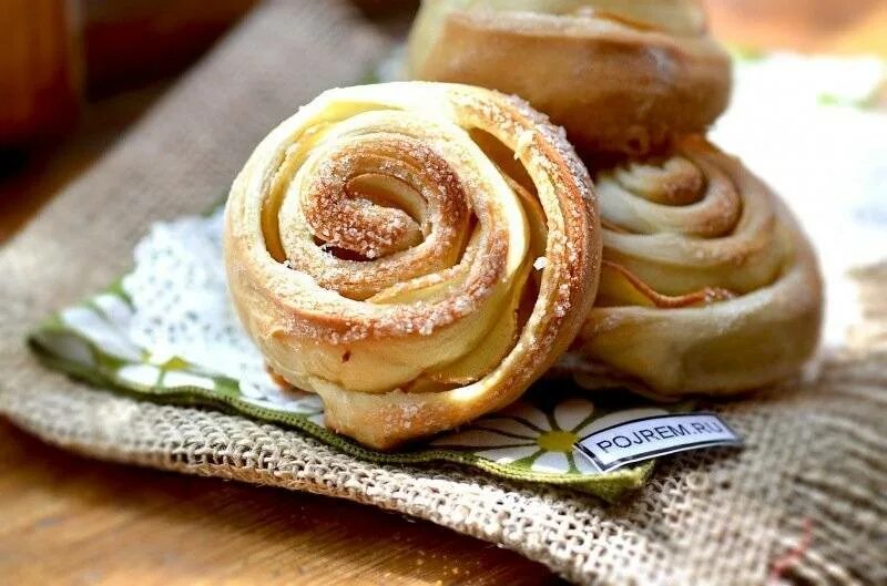 Булочки с сахаром. Сдобные дрожжевые булочки. Дрожжевые булочки розочки. Булочка с маслом. Сдобные булочки завитушки.
