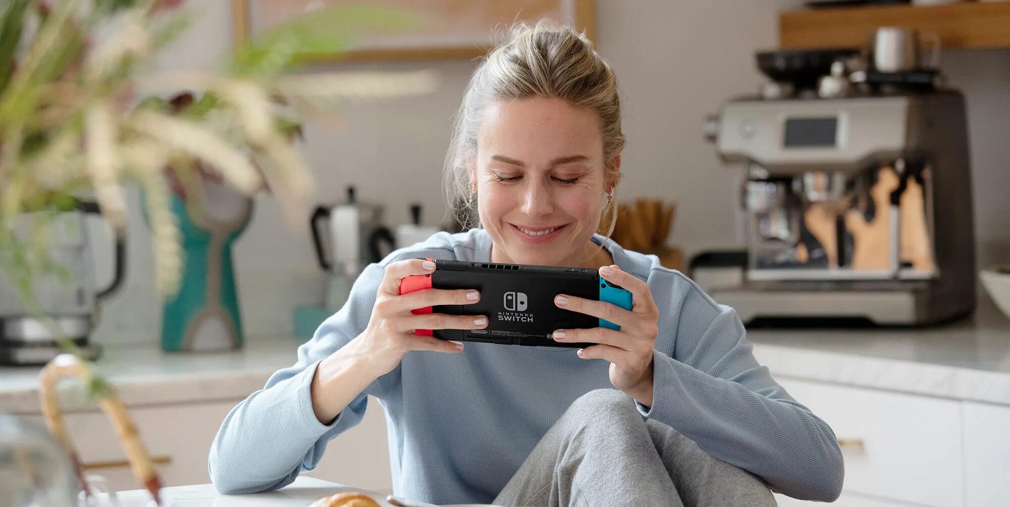 Switch to gaming. Бри Ларсон Нинтендо. Бри Ларсон ФОРТНАЙТ. Девушка с Nintendo Switch. Девушка свитч.