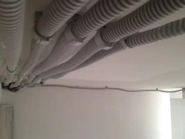 Гофра под потолком. Гофра 20 мм монтаж кабеля. Провод в гофре. Прокладка кабеля по потолку. Труба гофрированная в стене.