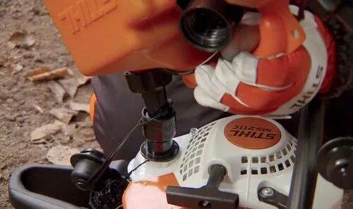 Штиль заливает бензином. Топливная смесь для бензопилы Stihl MS 180. Масло штиль для бензопилы триммера. Штиль 180 масло в бензин. Смесь бензина и масла для бензопилы штиль 180.