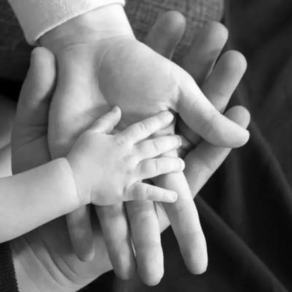 3 ладони. Семья руки. Ребенок на руках. Ладони семьи. Руки мама папа и малыш.