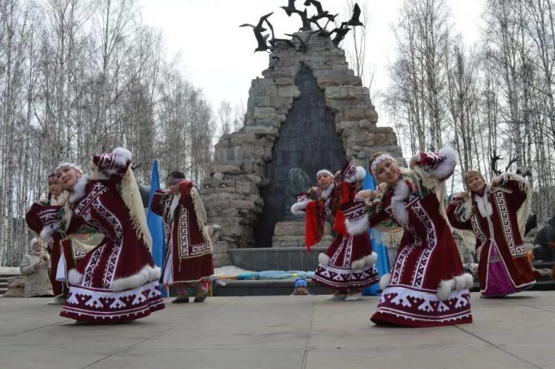 Праздник ханты и манси. Ханты и манси Вороний праздник. Ханты праздник Вороний день. Манси праздник Вороний день. Вороний праздники народов Ханты манси.