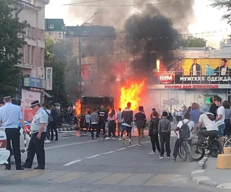 Чп энгельс происшествия сегодня. Пожар в Энгельсе. Энгельс пожар автобус сейчас. В Саратове сгорел автобус.